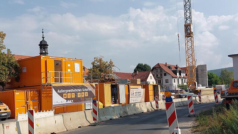Aus Richtung der Kulmbacher Stra&szlig;e t&uuml;rmen sich die Baucontainer.