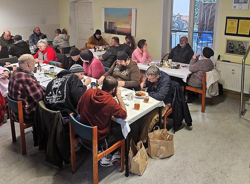 Eine warme Mahlzeit bei gem&uuml;tlichem Zusammensein hat "Menschen in Not" zum "Welttag der Armen" in Bamberg organisiert.