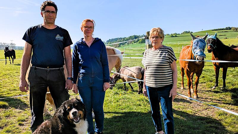 Hund Mailo (Vordergrund) wird auch gesegnet. Stefan, Anita und Eugenie Schmittlutz (von links) veranstalten den Pferdemarkt in M&uuml;rsbach.