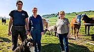 Hund Mailo (Vordergrund) wird auch gesegnet. Stefan, Anita und Eugenie Schmittlutz (von links) veranstalten den Pferdemarkt in Mürsbach.