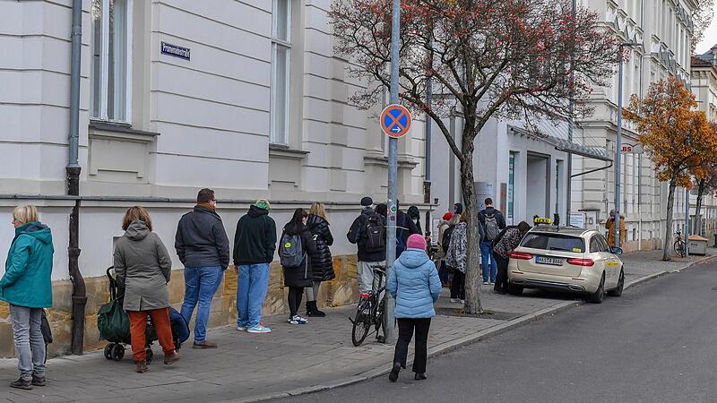Die Corona-Schutzimpfung war im ersten Halbjahr und dann wieder gegen Jahresende stark gefragt. Warteschlangen bildeten sich regelmäßig vor der Impfstation am ZOB, wo man sich ohne vorherige Anmeldung anstellen konnte.