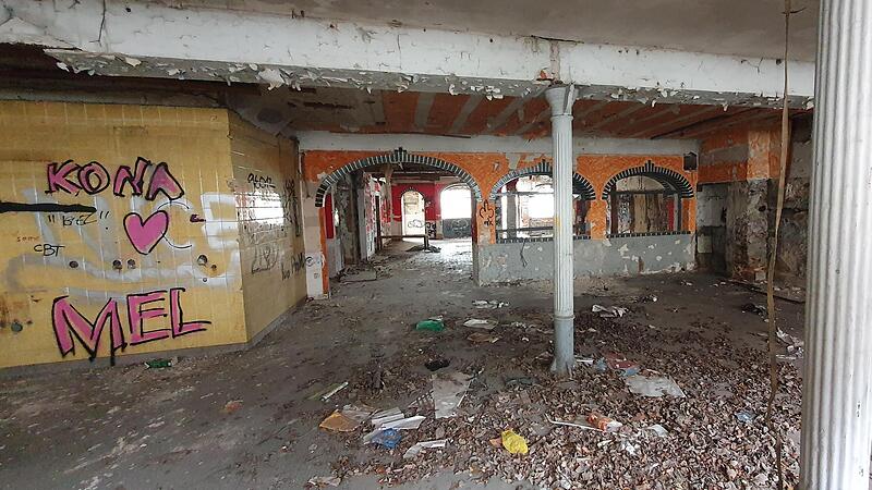 Der ehemalige Gasthof Roter Ochse in der Unteren K&ouml;nigstra&szlig;e sieht aus wie ein Mahnmal gegen Immobilienspekulation, Anlagebetrug und Gier.