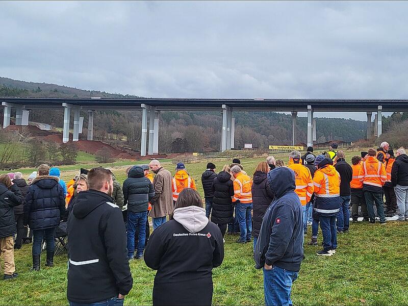 Die Sprengung der Thalaubachtalbr&uuml;cke bei Eichenzell: Viele Zuschauer waren da.