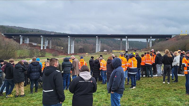 Die Sprengung der Thalaubachtalbr&uuml;cke bei Eichenzell: Viele Zuschauer waren da.