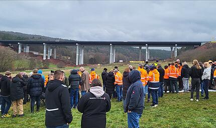 Die Sprengung der Thalaubachtalbr&uuml;cke bei Eichenzell: Viele Zuschauer waren da.