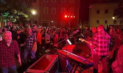 Roadhouse brachte beim Angerrock 2025 wie auch in den Vorjahren die Menge zum Tanzen. Roadhouse brachte beim Angerrock 2025 wie auch in den Vorjahren die Menge zum Tanzen.