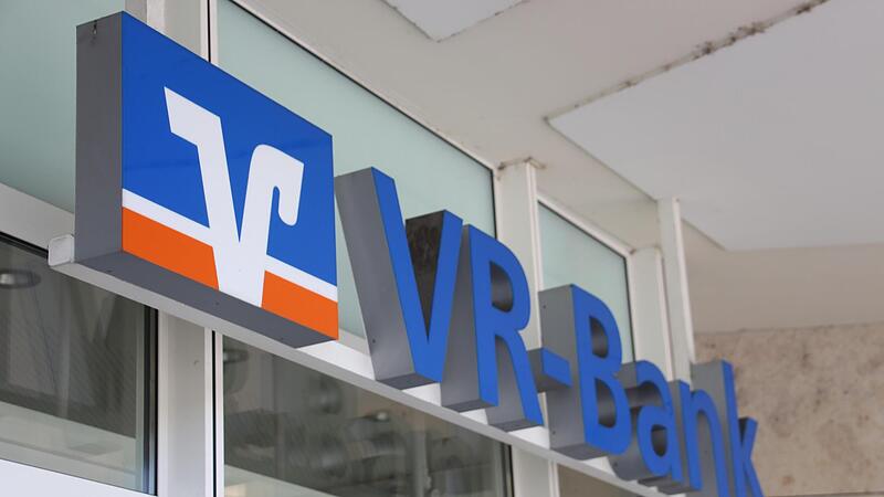 Die VR-Bank Oberfranken Mitte ist auf dem Weg hin zu einer mehr und mehr digitalen Bank, die trotzdem der Region verbunden bleiben will. Die VR-Bank Oberfranken Mitte ist auf dem Weg hin zu einer mehr und mehr digitalen Bank, die trotzdem der Region verbunden bleiben will.