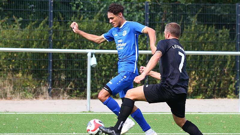 Oberhaids Julian Sperling (blau) setzt zum Sprint gegen Johannes Wittmann vom FC Stockheim an: Stockheims Trainer Markus Schlund hat das Heimspiel am 17. August gr&uuml;ndlich analysiert und seine Schl&uuml;sse f&uuml;r das anstehende Ausw&auml;rtsspiel bei der SpVgg...