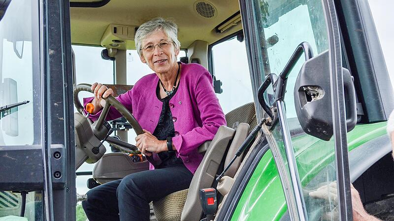 Beim Antrittsbesuch nahm die Regionalbisch&ouml;fin Berthild Sachs f&uuml;r das Foto im Traktor Platz. Sie wollte die Herausforderungen der Landwirtschaft kennenlernen.