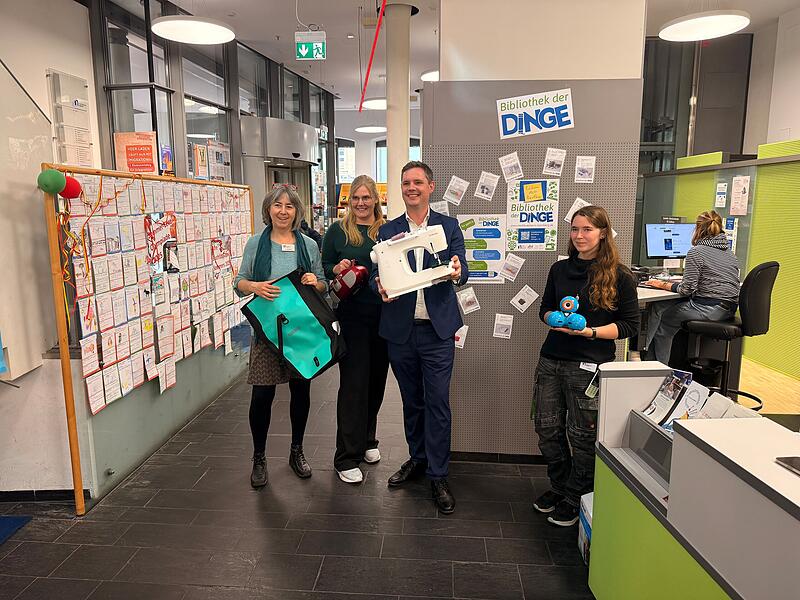 Die Freude war groß bei der Eröffnung der Bibliothek der Dinge in Bamberg. Zweiter Bürgermeister Jonas Glüsenkamp (3.v.l.) schnappte sich gleich eine zum Verleih stehende Dörrmaschine. Annika Hoffmann (2.v.l.) vom "MitMachKlima" unterstützt das Projekt. Federführend beim Projekt war Jasmin Lieb (4.v.l.).