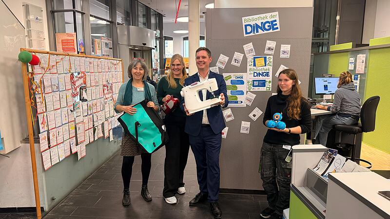 Die Freude war gro&szlig; bei der Er&ouml;ffnung der Bibliothek der Dinge in Bamberg. Zweiter B&uuml;rgermeister Jonas Gl&uuml;senkamp (3.v.l.) schnappte sich gleich eine zum Verleih stehende D&ouml;rrmaschine. Annika Hoffmann (2.v.l.) vom "MitMachKlima" unterst&uuml;tzt das Projekt. Federf&uuml;hrend beim Projekt war Jasmin Lieb (4.v.l.).