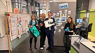 Die Freude war groß bei der Eröffnung der Bibliothek der Dinge in Bamberg. Zweiter Bürgermeister Jonas Glüsenkamp (3.v.l.) schnappte sich gleich eine zum Verleih stehende Dörrmaschine. Annika Hoffmann (2.v.l.) vom "MitMachKlima" unterstützt das Projekt. Federführend beim Projekt war Jasmin Lieb (4.v.l.).