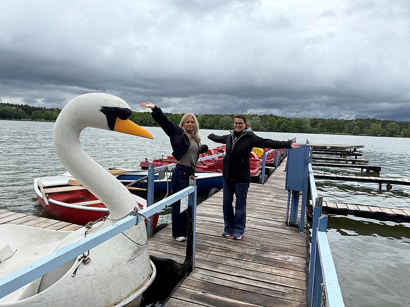 Yogalehrerin Kristina Haydn (links) und Waldbademeisterin Gwendolyn Mahler freuen trotz dunkler Wolken schon sehr auf den Saisonstart am Dechsendorfer Weiher.