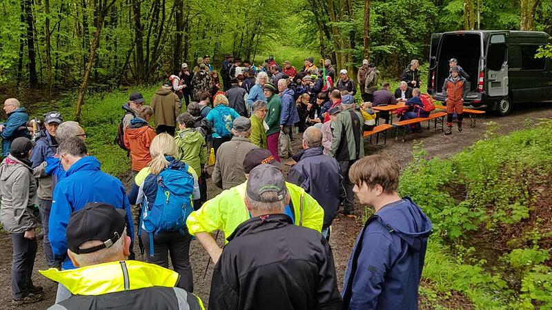 Wer elf Kilometer durch Wald und Flur wandert, der braucht zwischendurch eine Stärkung.