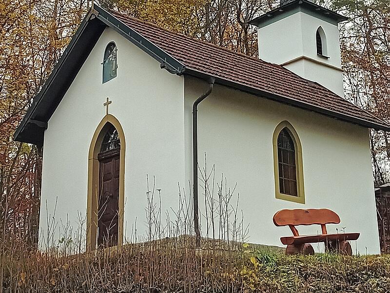 "Heute Nachmittag habe ich einen herbstlichen Ausflug zur frisch renovierten Trikapelle bei Sulzthal unternommen", schreibt Andreas Greubel. Ein willkommenes Ritual für jeden vorbeiziehenden Wanderer bestehe darin, vom Innenraum der Kapelle aus per Strick das Glöcklein erklingen zu lassen und in dieser Weise seine Anliegen vor Gott zu bringen.