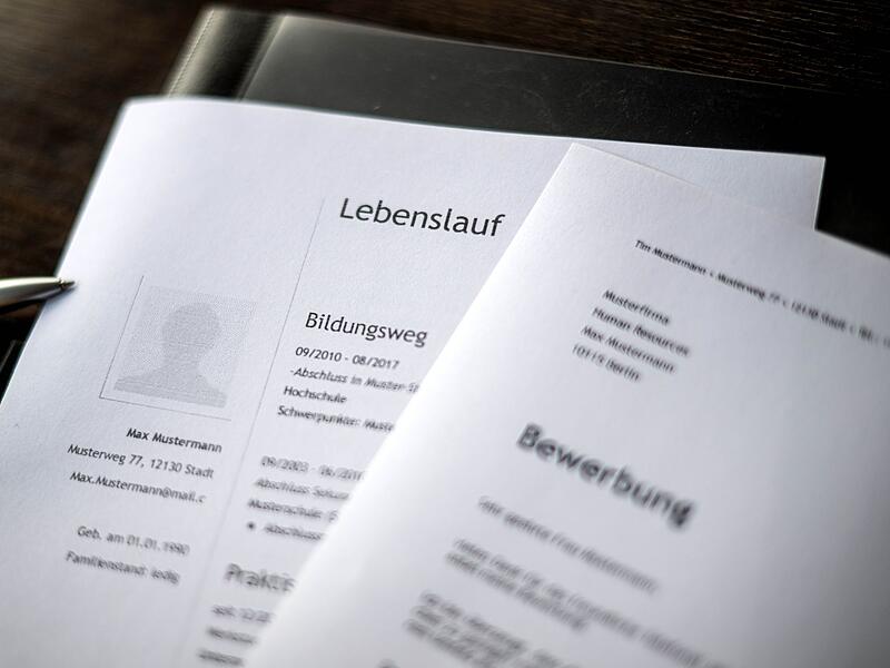 B&uuml;rgermeister Armin Warmuth (CSU) ist mit den Bewerbungen f&uuml;r das Ausbildungsjahr 2027 zufrieden.