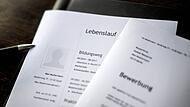 B&uuml;rgermeister Armin Warmuth (CSU) ist mit den Bewerbungen f&uuml;r das Ausbildungsjahr 2027 zufrieden.