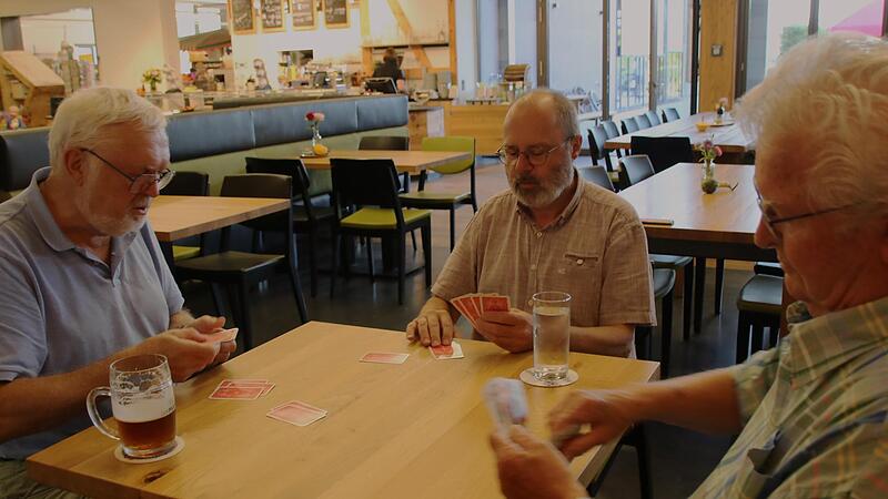 Eingespielte Runde: Dieter Gonschorowski, J&uuml;rgen Kowalski und Adolf Minet (von links) beim Skat im Pilatushof.Forchheim & Fr&auml;nkische Schweiz
