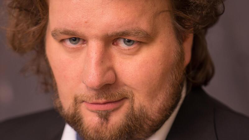 Der Kabarettist G&ouml;tz Frittrang wurde 2022 mit dem Deutschen Kabarettpreis ausgezeichnet. Er lebt und arbeitet in Bamberg.