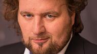 Der Kabarettist Götz Frittrang wurde 2022 mit dem Deutschen Kabarettpreis ausgezeichnet. Er lebt und arbeitet in Bamberg.