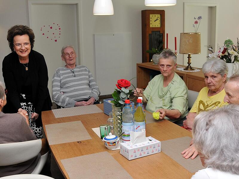 Die österreichische Schlagersängerin Monika Martin hat für die Senioren-WG „Magnusturm“ die Patenschaft übernommen. Nach ihrem umjubelten Konzert in Kulmbach besuchte sie die Einrichtung.