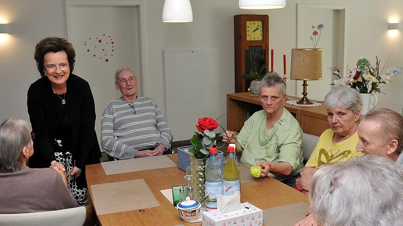 Die &ouml;sterreichische Schlagers&auml;ngerin Monika Martin hat f&uuml;r die Senioren-WG &bdquo;Magnusturm&ldquo; die Patenschaft &uuml;bernommen. Nach ihrem umjubelten Konzert in Kulmbach besuchte sie die Einrichtung.