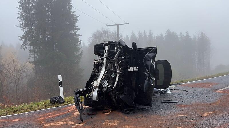 Zwei Tote bei Frontalcrash auf Landstra&szlig;e