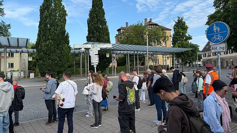 Hunderte Passagiere strandeten in dieser Woche am Forchheimer Bahnhof. Die Bahnsperrung zwischen Forchheim und Bamberg macht das Pendeln deutlich schwieriger.Forchheim & Fränkische Schweiz Hunderte Passagiere strandeten in dieser Woche am Forchheimer Bahnhof. Die Bahnsperrung zwischen Forchheim und Bamberg macht das Pendeln deutlich schwieriger.