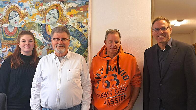 Dr. Otto Ehrler (2. von links) &uuml;bergibt zum 1. Januar 2024 seine Hausarztpraxis in Untersteinbach nach 40 Jahren an Dr. Dirk Naumann. &Uuml;ber den nahtlosen &Uuml;bergang freuen sich B&uuml;rgermeister Matthias B&auml;uerlein (rechts) und Nele M&uuml;ller stellvertretend...