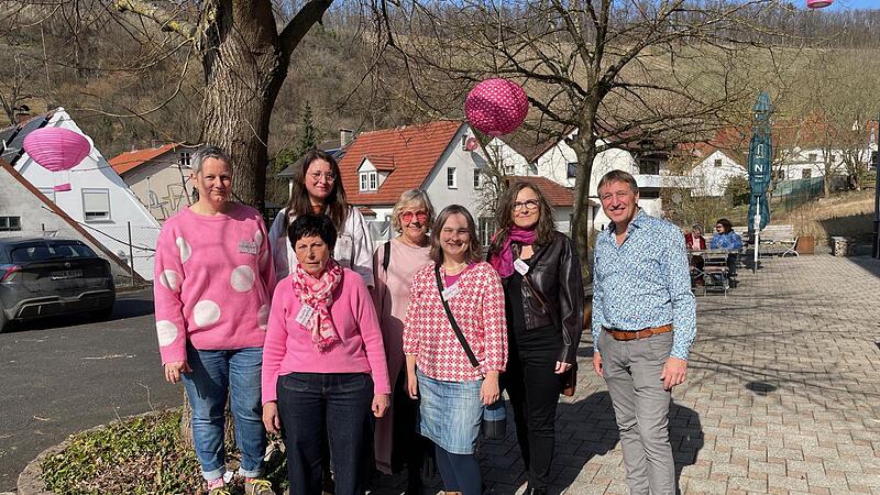 Sechs Künstlerinnen aus der Region stellen in Ramsthal aus: (hinten, von links) Ilka Seichter, Eleonore Geier, Sybille Schubert, Eva Markert und Bürgermeister Rainer Morper sowie (vorne, von links) Monika Redelberger und Isolde Löb.