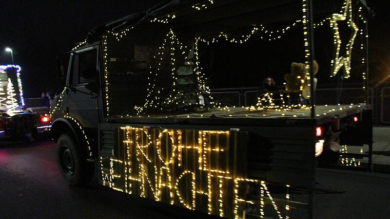Am Samstagabend rollte eine beeindruckende Parade von mit Lichtern geschm&uuml;ckten Traktoren durch H&ouml;chstadt. Weit &uuml;ber 50 Landwirte aus der ganzen Region nahmen teil.