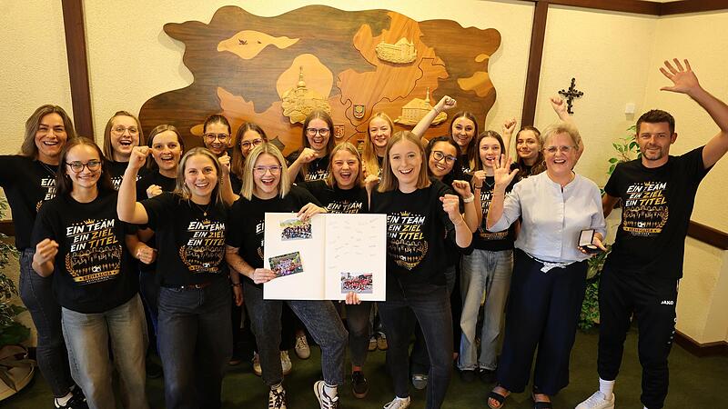 Großer Jubel beim Gruppenfoto: Die Spielerinnen der SV Fortuna freuten sich über die Würdigung im Untersteinacher Rathaus. Als Erste durften sie sich ins neue Sport- und Kulturbuch eintragen. Sonny Adam Großer Jubel beim Gruppenfoto: Die Spielerinnen der SV Fortuna freuten sich über die Würdigung im Untersteinacher Rathaus. Als Erste durften sie sich ins neue Sport- und Kulturbuch eintragen. Sonny Adam