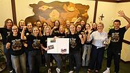 Gro&szlig;er Jubel beim Gruppenfoto: Die Spielerinnen der SV Fortuna freuten sich &uuml;ber die W&uuml;rdigung im Untersteinacher Rathaus. Als Erste durften sie sich ins neue Sport- und Kulturbuch eintragen. Sonny Adam