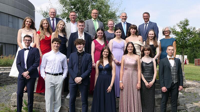 Die Preisträgerinnen und Preisträger erhielten für ihre besonderen Leistungen beim Abitur jeweils einen Preis von den Sponsoren überreicht. Die Preisträgerinnen und Preisträger erhielten für ihre besonderen Leistungen beim Abitur jeweils einen Preis von den Sponsoren überreicht.