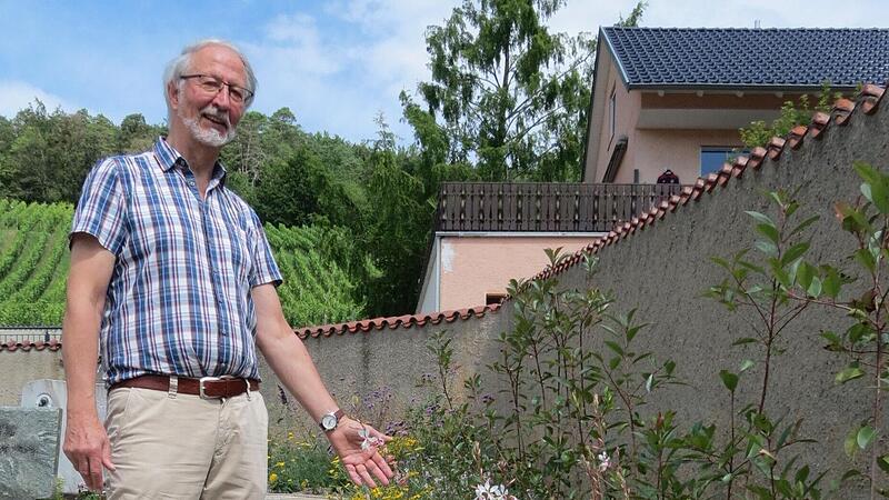 Bürgermeister Peter Bergel weist auf die neuen Plätze für Urnengräber hin.