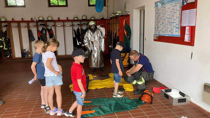 Bei der Kinderfeuerwehr in Zentbechhofen lernen Nachwuchshelfer, was sie bei der Feuerwehr erwartet. Nun gr&uuml;ndet auch die Wehr in Gremsdorf eine Kinderfeuerwehr.