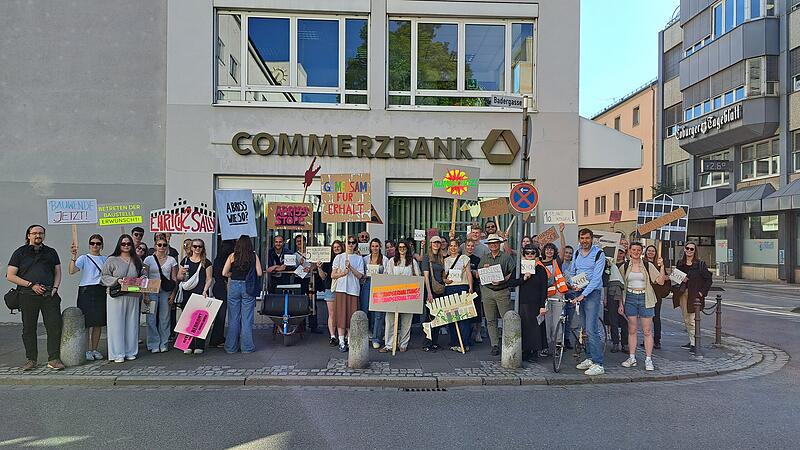 Studierende demonstrieren in Coburg gegen Abriss-Projekte. Studierende demonstrieren in Coburg gegen Abriss-Projekte.