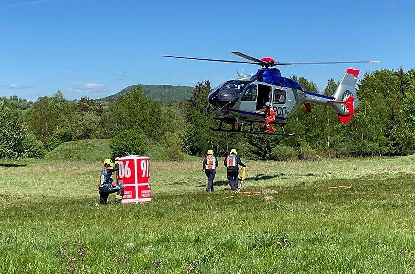 Der Hubschrauber spielt eine wichtige Rolle in der Waldbrandbekämpfung. Der Hubschrauber spielt eine wichtige Rolle in der Waldbrandbekämpfung.