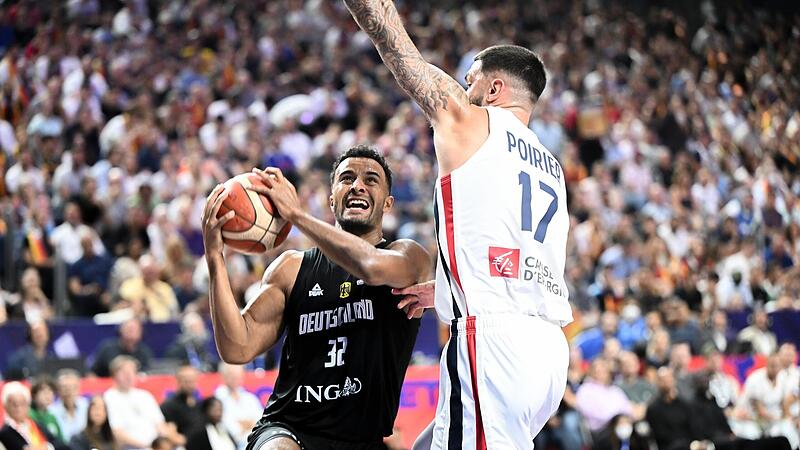 Deutschlands Topscorer Johannes Thiemann (links) zieht gegen den Franzosen Vincent Poirier zum Korb  und erzielt zwei seiner 14 Punkte.
