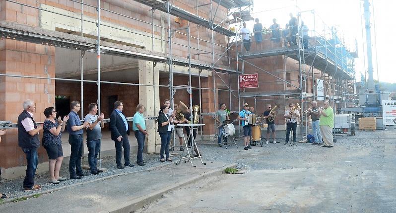 Es herrschte ausgelassene Volksfeststimmung beim Richtfest in D&ouml;rfles, zu dem die Kerwa-Musikanten D&ouml;rfles aufspielten und die Ehreng&auml;ste rhythmisch mitklatschten. In der Bildmitte B&uuml;rgermeisterin Angela Hofmann, Altb&uuml;rgermeister Wolfgang Beiergr&ouml;&szlig;lein, Dritter B&uuml;rgermeister Bernd Liebhardt und weitere Stadtr&auml;te.