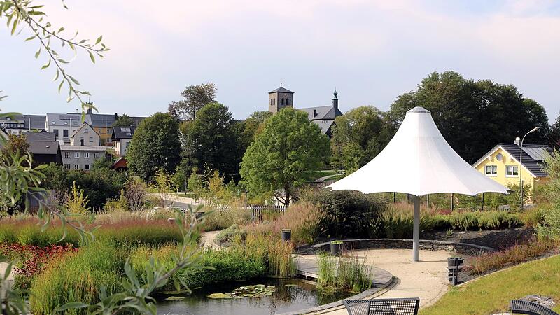Im Mittelpunkt der Teuschnitzer Stadtratssitzung stand die Arnika-Akademie mit ihrem Kr&auml;utergarten.