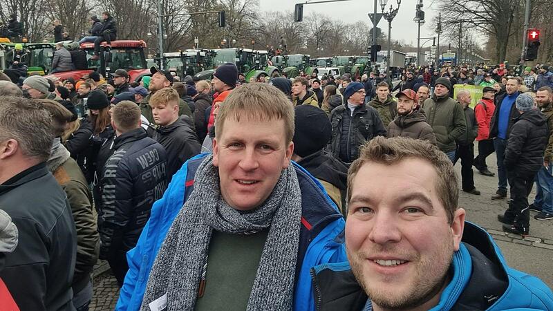 Die Coburger Landwirte Sebastian Porzelt (rechts) und Tobias Reblitz in Berlin
