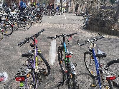 Der Fahrradbasar an der Anton-Kliegl-Schule. Der Fahrradbasar an der Anton-Kliegl-Schule.