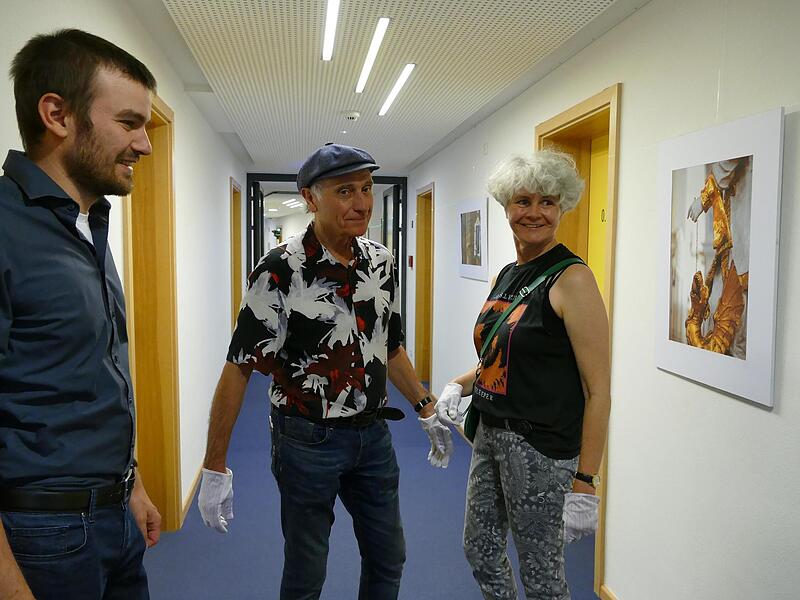 2.&#160;&#160;Johannes Löhlein, Bildungsreferent in Vierzehnheiligen, und Sabrina Catowiez, Assistentin von Uwe Gaasch, helfen dem Fotokünstler (Mitte) beim Hängen der Bilder.