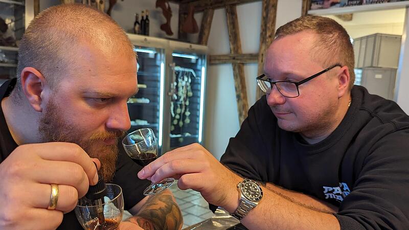 Bei jedem gereiften Fass ein spannender Moment: J&ouml;rg Osswald (links) und Tobias B&auml;tz verkosten ihre Sojasaucen. Farbe, Duft und Aromen variieren abh&auml;ngig von den verwendeten Rohstoffen und der Reifezeit.