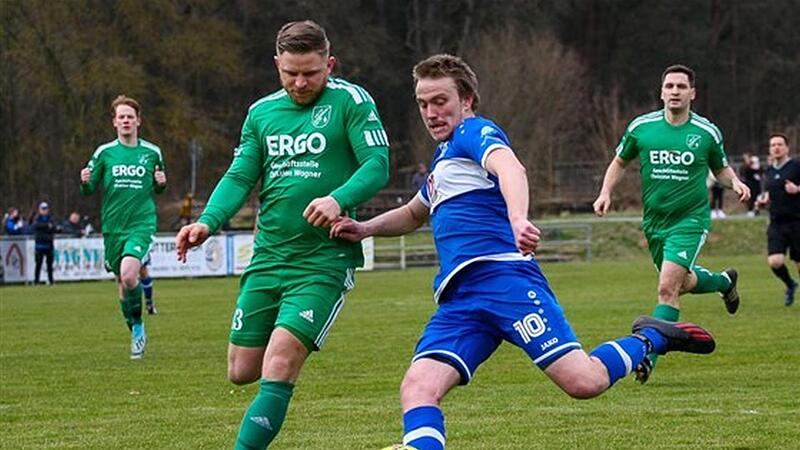 Kersbachs Abwehr um Julian Dangel (r.) war gegen Marco Petschl und dessen Hausener oft gefordert.Forchheim & Fränkische Schweiz Kersbachs Abwehr um Julian Dangel (r.) war gegen Marco Petschl und dessen Hausener oft gefordert.Forchheim & Fränkische Schweiz
