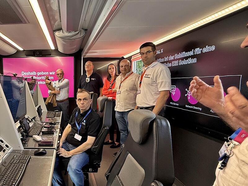Die verschiedenen modernen Möglichkeiten in der Kommunikation zeigte die Telekom in ihrem Informationsfahrzeug beim Fachdienstlager in Münnerstadt.