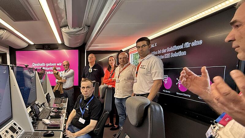 Die verschiedenen modernen Möglichkeiten in der Kommunikation zeigte die Telekom in ihrem Informationsfahrzeug beim Fachdienstlager in Münnerstadt.
