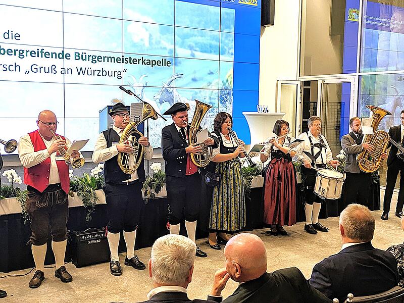 Rhön bleibt Unesco Biosphärenreservat Die Rhöner Bürgermeister-Kapelle umrahmte den Festakt mit heimatlichen Klängen