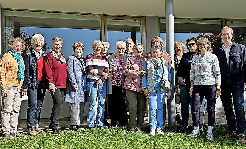 Von rechts: Caritas-Vorstand David Hettiger, Theresia Schodorf-Friedrich, Gemeindecaritas, mit den ehrenamtlichen Mitarbeiterinnen und Mitarbeitern im CarLa Caritas Laden BRK. Von rechts: Caritas-Vorstand David Hettiger, Theresia Schodorf-Friedrich, Gemeindecaritas, mit den ehrenamtlichen Mitarbeiterinnen und Mitarbeitern im CarLa Caritas Laden BRK.
